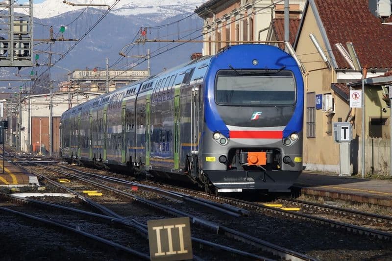 CIRIE'-CASELLE - Treni fermi per un guasto alla linea elettrica: centinaia di pendolari a piedi nelle stazioni