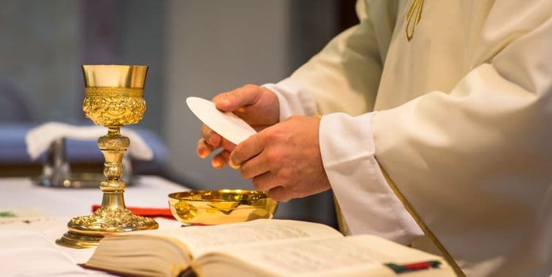 SAN BENIGNO CANAVESE - Riscaldare l'abbazia costa troppo e i fedeli sono pochi, la Messa trasloca nella chiesa più piccola