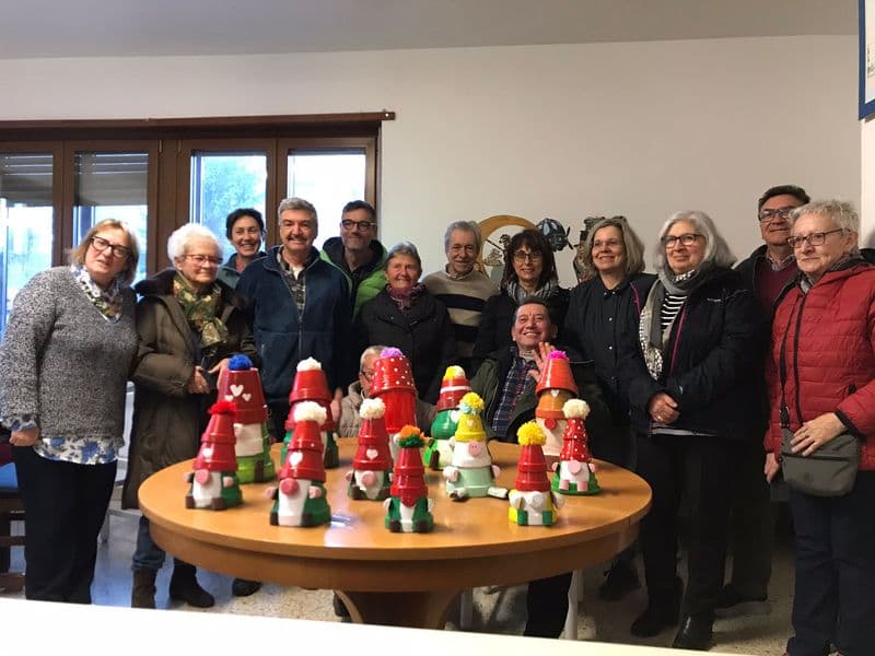 ALPETTE - Figli, nonni e nipoti colorano il paese con gli gnomi di Natale - FOTO