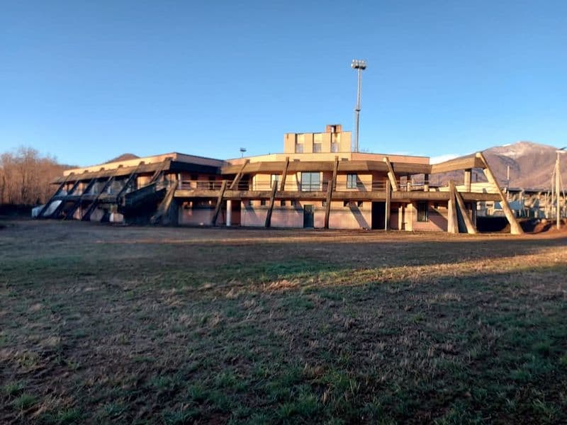 CUORGNE' - Allarme vandali nell'ex bocciodromo:  luci accese di notte nel porticato esterno