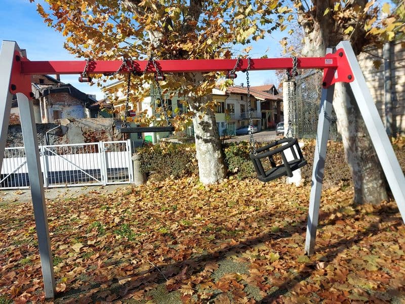 SAN GIORGIO CANAVESE - Sputi sulle giostrine e altalene arrotolate: vandali in azione al parco giochi - FOTO