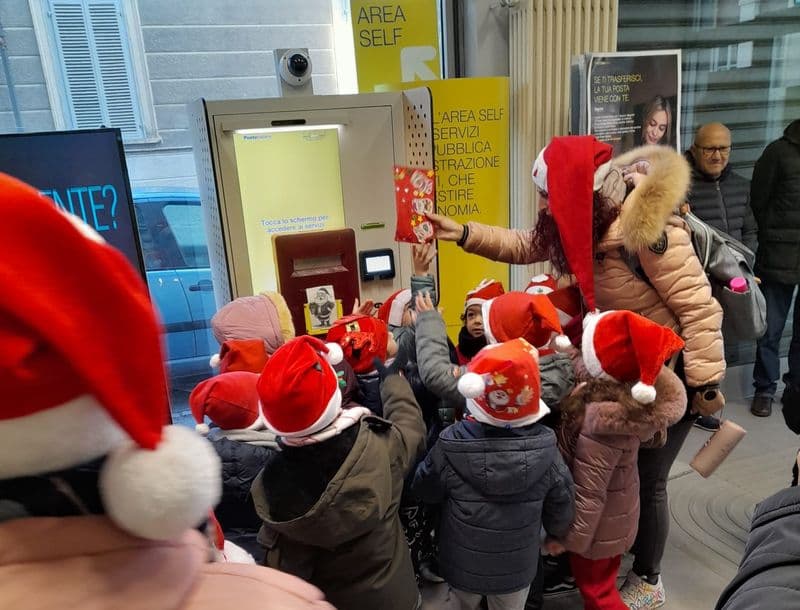 RONDISSONE - I bambini della scuola inviano dall'ufficio postale le loro letterine a Babbo Natale