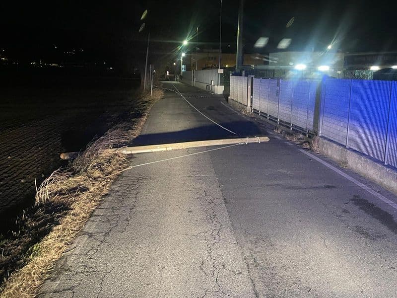 CANAVESE - Forti raffiche di vento, alberi pericolanti e pali caduti: notte di lavoro per i vigili del fuoco - FOTO