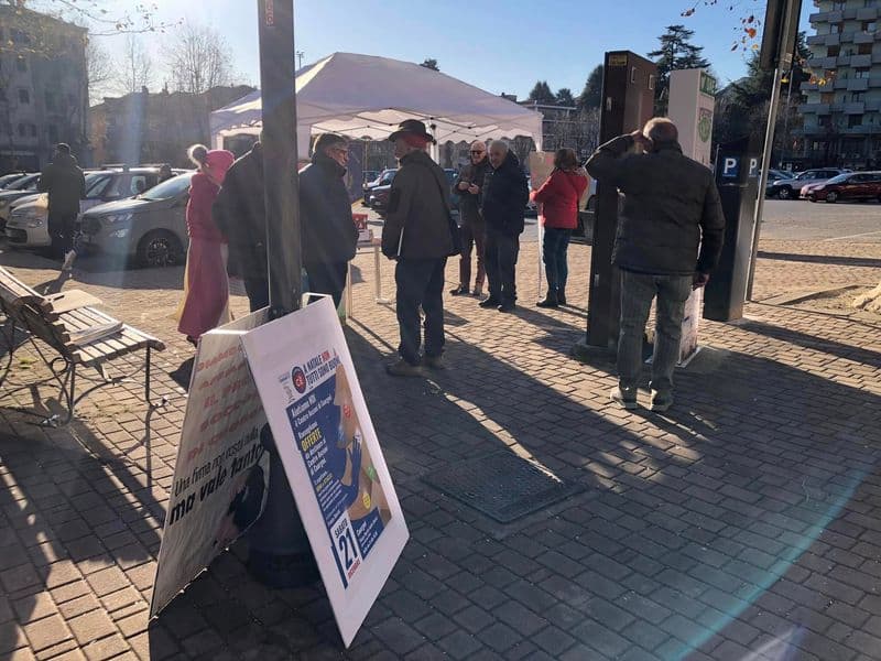 CUORGNE' - Opposizione e cittadini in piazza per salvare il Centro anziani: raccolti 900 euro - FOTO