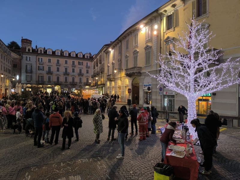 IVREA - Il «Dono sospeso» regala 800 sorrisi ai bimbi: giocattoli e solidarietà anche in Ucraina - FOTO