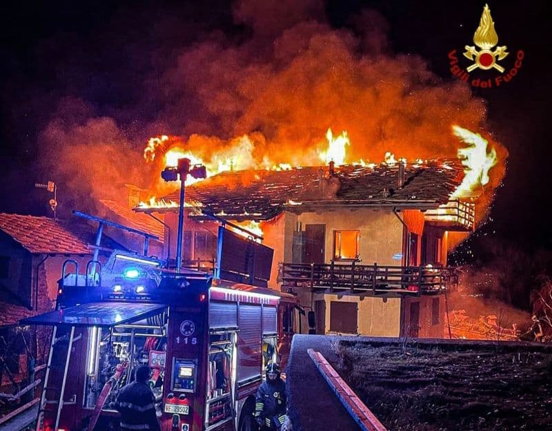 VAL DI CHY - Furioso incendio alla vigilia di Natale devasta una casa - FOTO