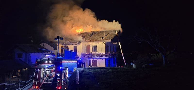 VAL DI CHY - Incendio distrugge la villetta, la famiglia ha perso tutto: scatta la solidarietà della Valchiusella - FOTO