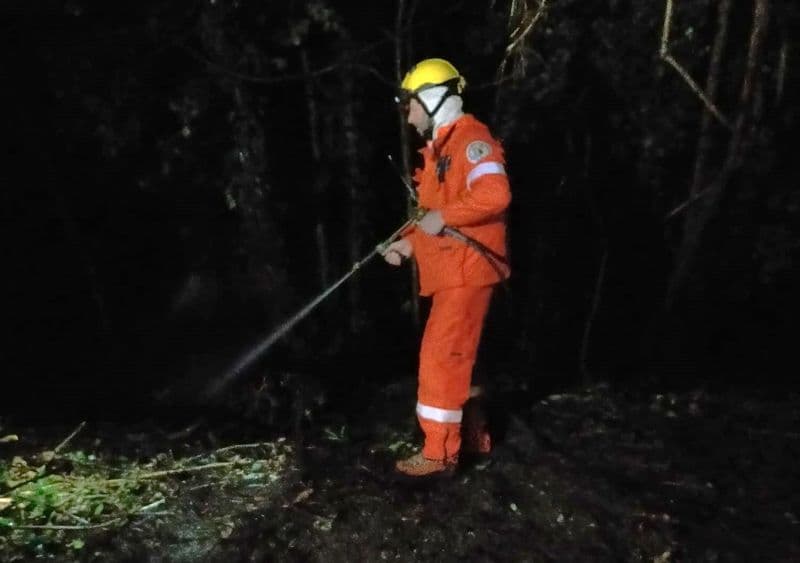 SPARONE - Aib e vigili del fuoco hanno sventato un incendio boschivo