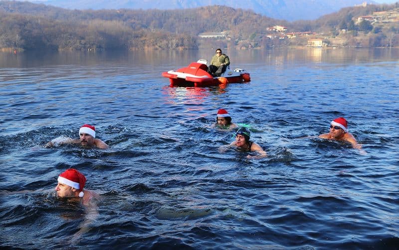 CHIAVERANO - Cimento invernale, gli «orsi polari» nuotano nelle acque del lago Sirio