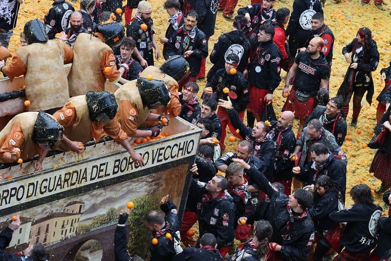 IVREA - I vecchi cartelloni pubblicitari del carnevale diventano souvenir