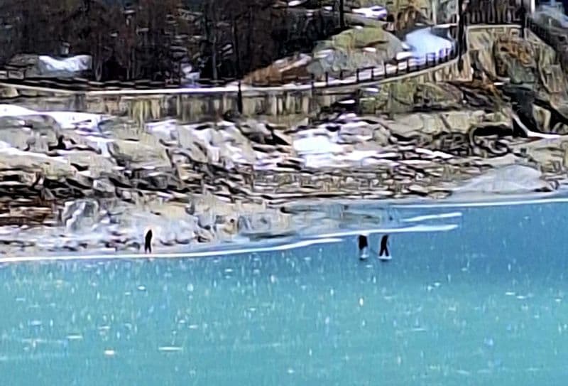 CERESOLE REALE - A passeggio sul lago ghiacciato: «Incoscienti, è pericoloso per loro e per chi deve poi soccorrerli»