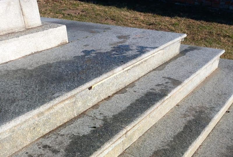 CUCEGLIO - Vandali in azione a Capodanno: insozzato il monumento ai caduti