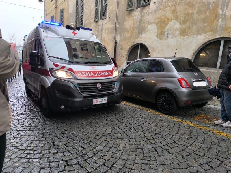 IVREA - Malore in piazza prima del Generale, ragazza soccorsa