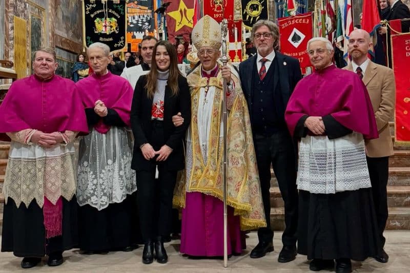 IVREA - Subito grande folla (anche sui social) per Carnevale, Pifferi e Generale: il saluto del vescovo Cerrato