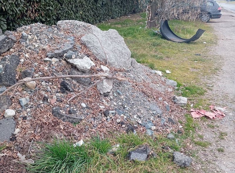 VOLPIANO - Via Kant trasformata in discarica a cielo aperto: monta la rabbia dei residenti - FOTO