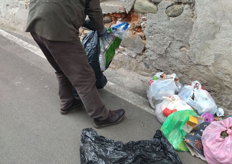 CANDIA CANAVESE - Spazzatura abbandonata per strada: ripuliscono sindaco e vice - FOTO