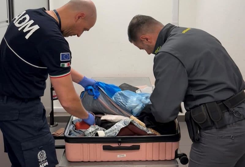 CASELLE - Finanza e Agenzia delle Dogane hanno recuperato 7 milioni di euro illegali nei bagagli dei passeggeri