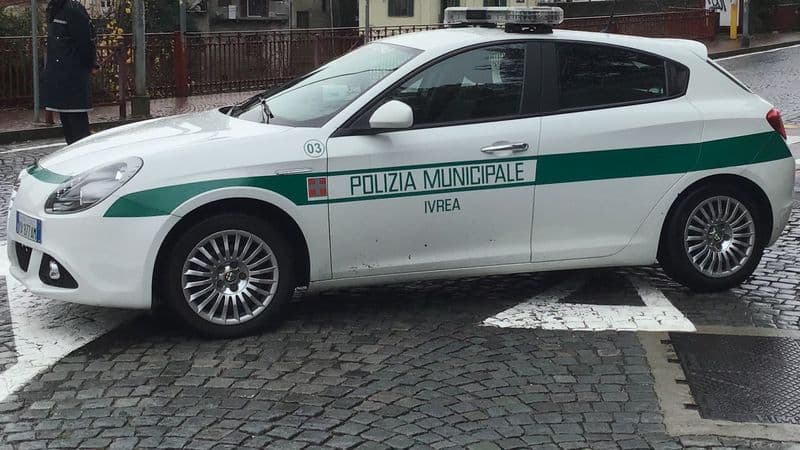 IVREA - Auto pirata investe una donna in corso Vercelli: l'automobilista alla guida non si è fermato a prestare soccorso