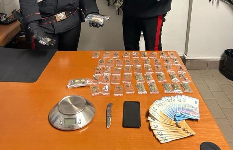 RIVAROLO CANAVESE - Hashish e marijuana in auto: 20enne arrestato dai carabinieri