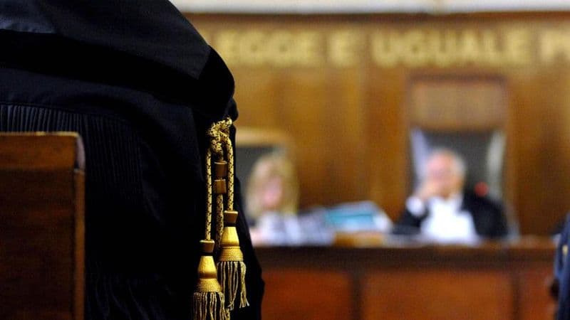 PONT CANAVESE - Truffavano anziani benestanti per fare la «bella vita»: 29enne a processo