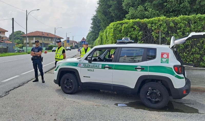 NOLE - Controlli della polizia locale: multe per sosta selvaggia e chiuso per tre giorni un locale non in regola