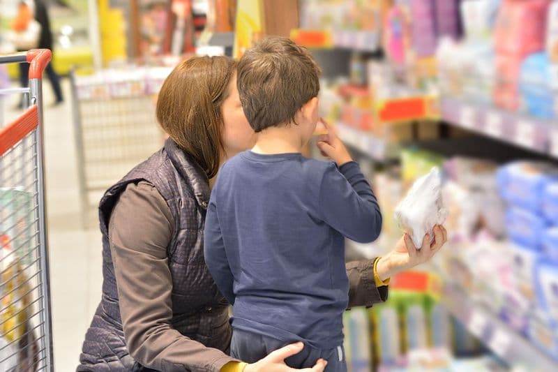 PAVONE CANAVESE - Insulti razzisti ad una giovane mamma mentre fa la spesa con il figlioletto