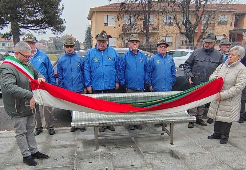 LEINI' - Cento anni degli Alpini: donate alla città due panchine - FOTO