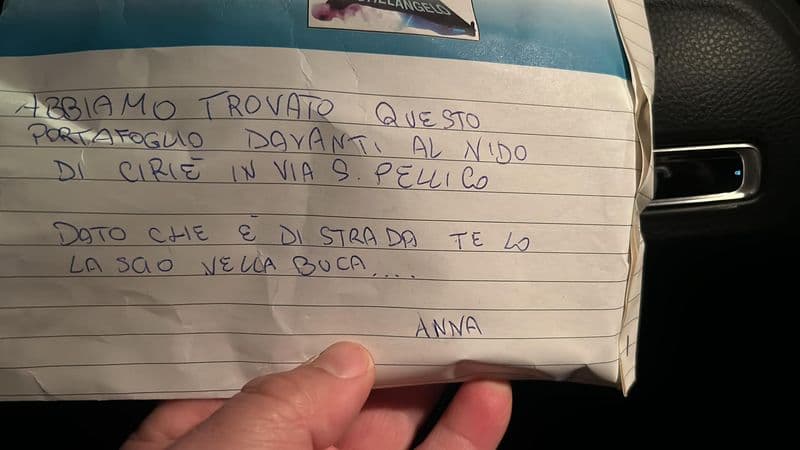 CIRIE' - Onestà e senso civico: trova un portafoglio davanti all'asilo e lo riconsegna al proprietario