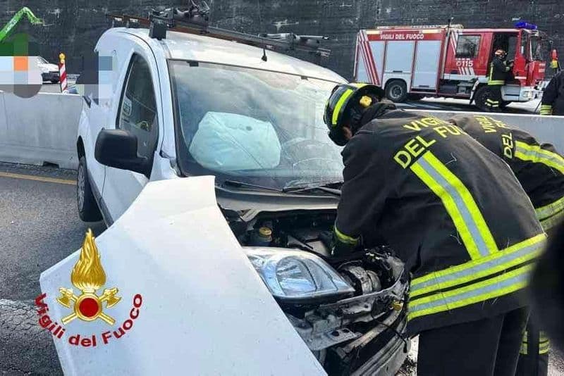 SCHIANTO IN AUTOSTRADA - Furgone distrutto contro le barriere di cemento sulla bretella Ivrea-Santhià - FOTO