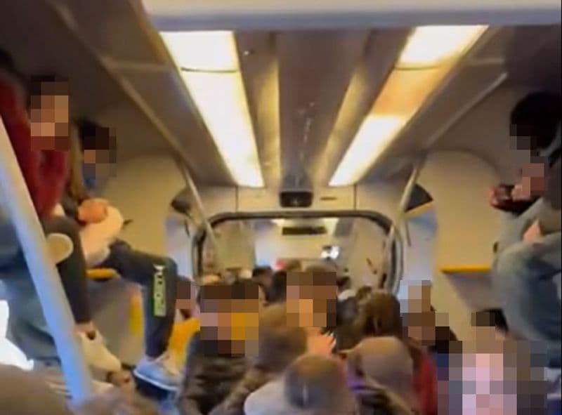 CIRIE'-GERMAGNANO - Treni zeppi, i ragazzi costretti a sedersi nelle cappelliere al posto dei bagagli - FOTO