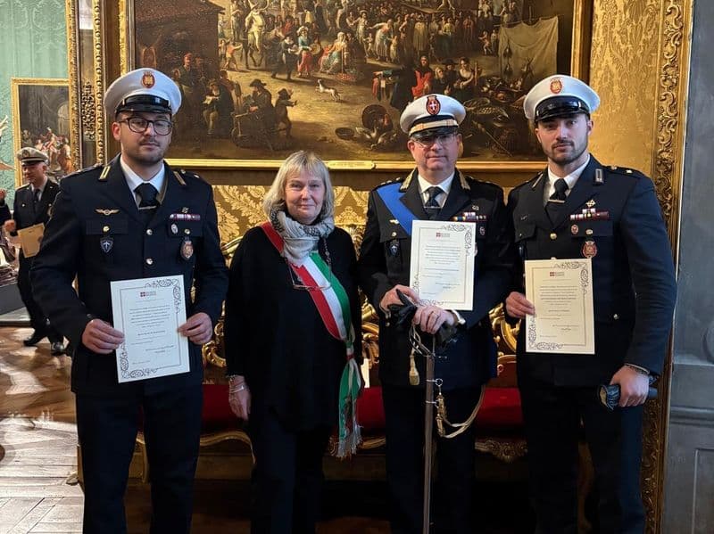 NOLE - Salvano un ragazzino rimasto incastrato nella sbarra del passaggio a livello: premiati gli agenti della polizia locale