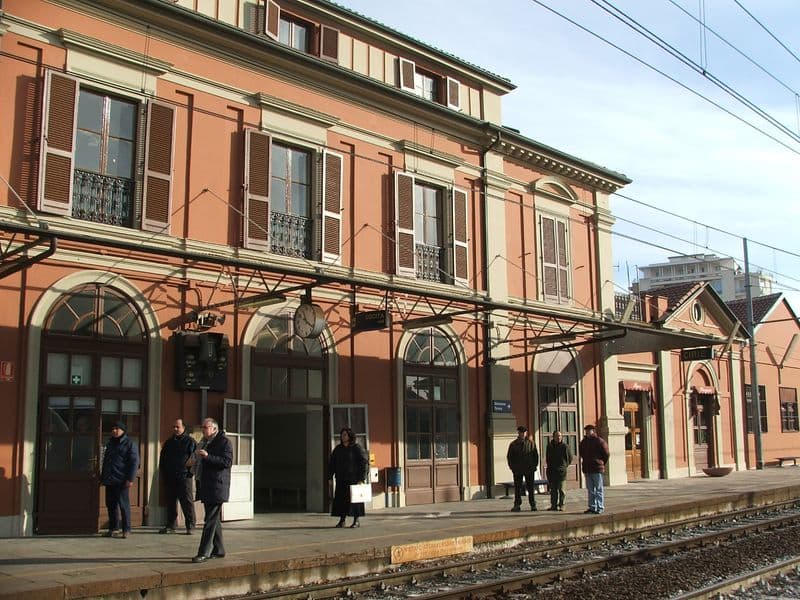CIRIE' - Dà in escandescenze in stazione e rompe a testate il vetro della biglietteria