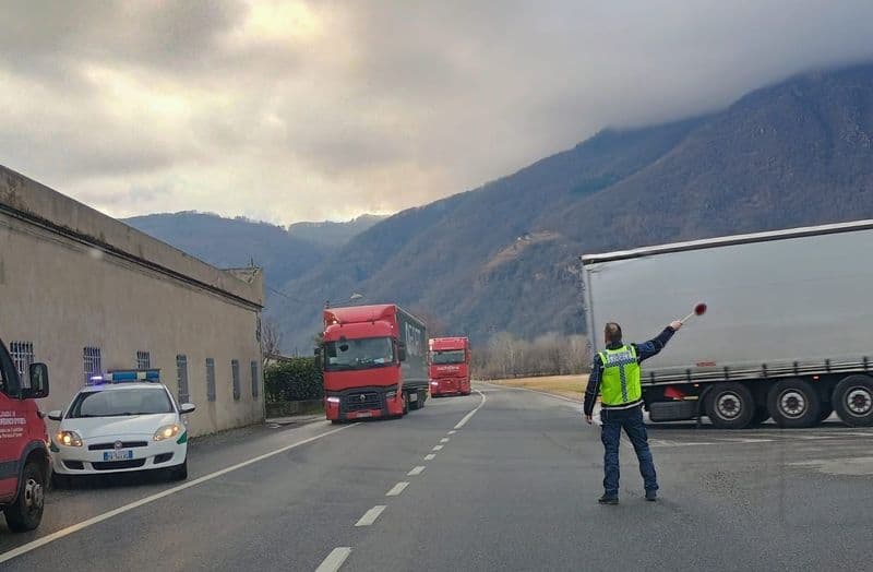 BORGOFRANCO D'IVREA - Caos tir, danneggiata una casa. Schiaffi tra due autisti per la precedenza - FOTO
