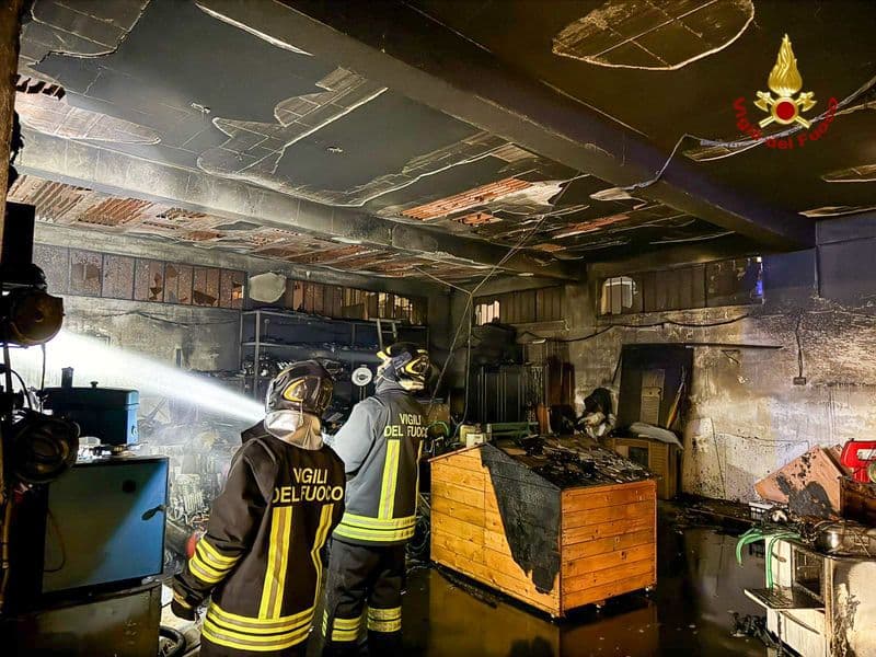 LEINI - Garage a fuoco ai Tedeschi, intervento dei vigili del fuoco - FOTO