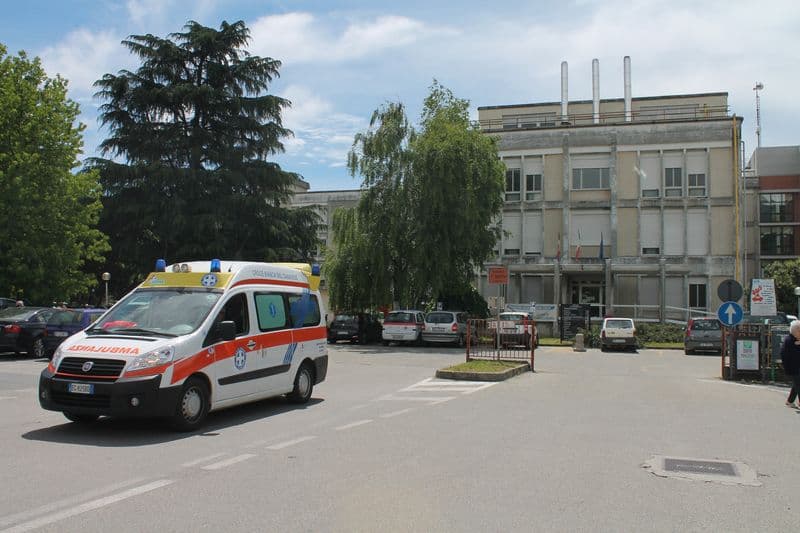CASTELLAMONTE - Amianto nei pavimenti e nel mastice delle finestre: in ritardo i lavori di casa e ospedale di comunità