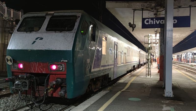 CHIVASSO - Donna investita da un treno al passaggio a livello di via Blatta: trasportata al Giovanni Bosco in codice giallo