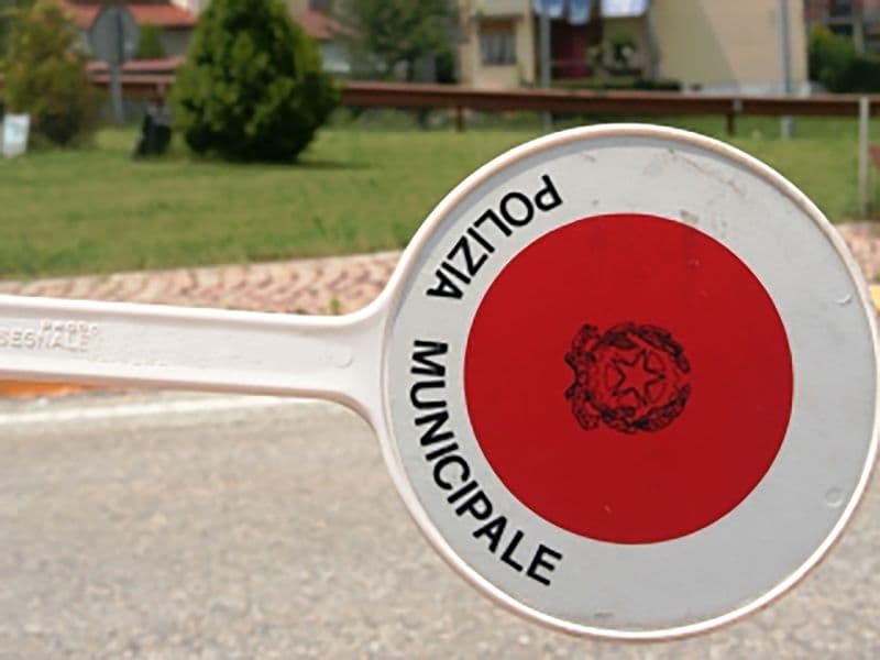 MONTANARO - Ruba la paletta della polizia locale ma viene beccato dai carabinieri