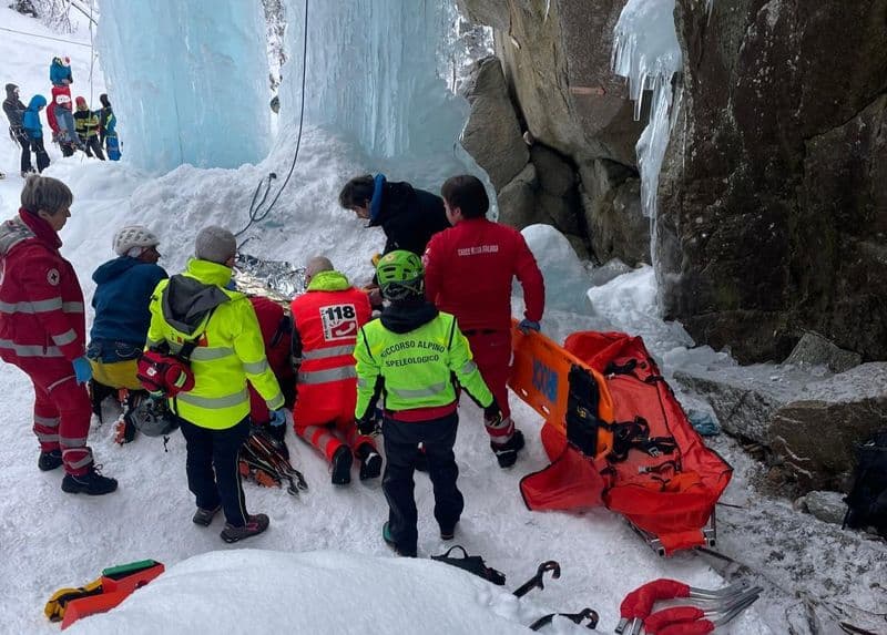 CERESOLE REALE - Scalatore precipita dalla cascata di ghiaccio: provvidenziale intervento del soccorso alpino - FOTO