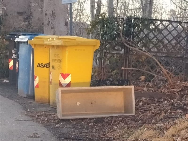 CASTELNUOVO NIGRA - Pensano che le nuove fioriere siano da buttare e le spostano vicino ai cassonetti