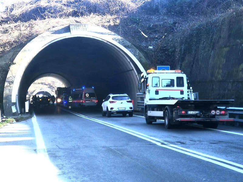 INCIDENTE IN PEDEMONTANA - Scontro tra tre auto in galleria: due persone ferite portate in ospedale - FOTO