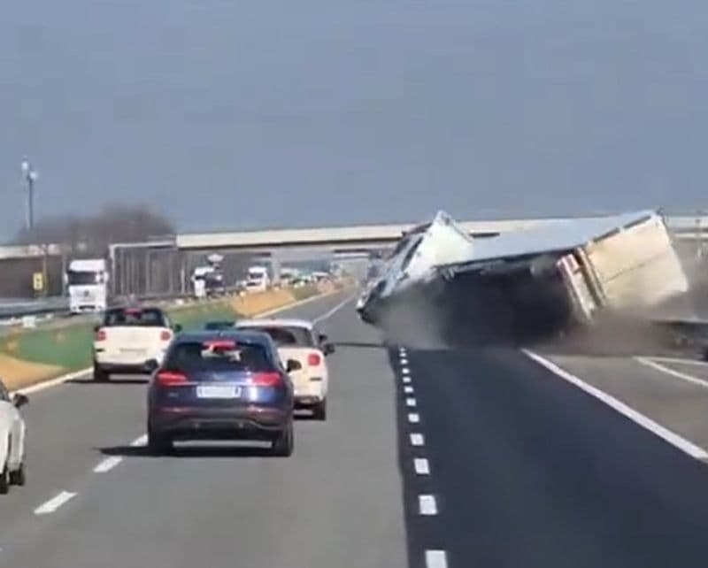 CHIVASSO-RONDISSONE - Autista colto da malore, spaventoso incidente sulla Torino-Milano: camion ribaltato - FOTO