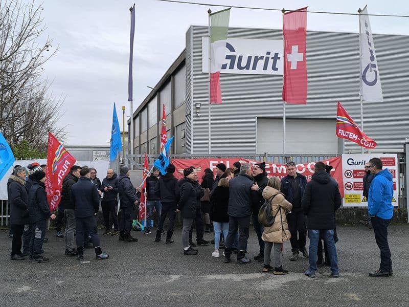VOLPIANO - Sciopero alla Gurit dopo la decisione dell'azienda di chiudere