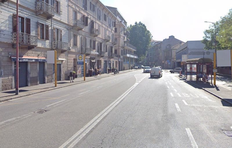 IVREA - Con una bottiglia di vetro rotta rapinano un 18enne in pieno giorno: è successo in corso Massimo d'Azeglio