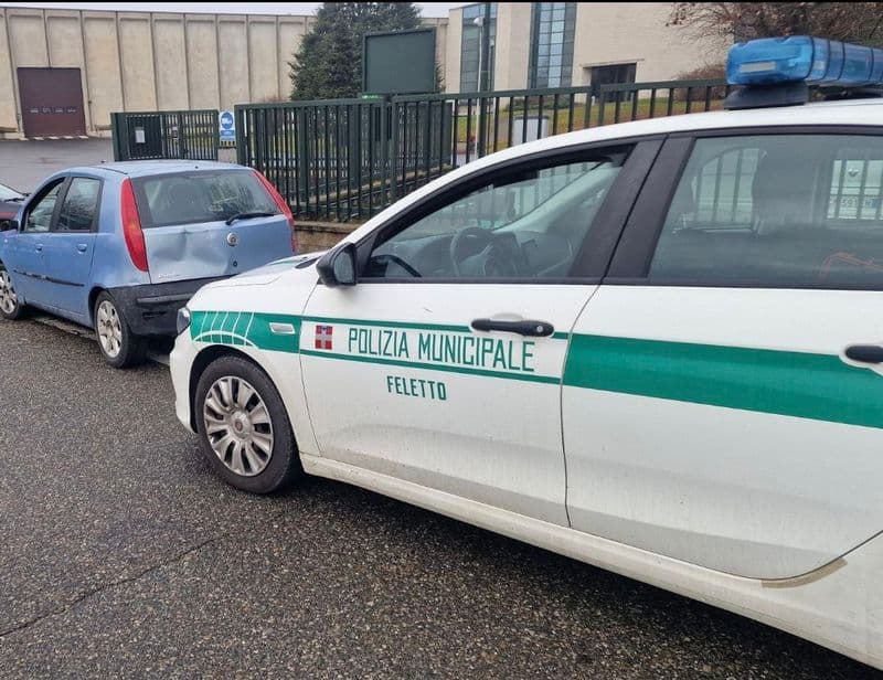 FELETTO - Guida con la patente revocata da otto anni e scappa all'alt della polizia locale: inseguito e fermato dagli agenti