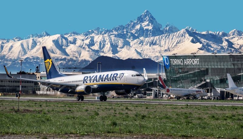 CASELLE - Boom di turisti della neve, l'aeroporto avverte i passeggeri: «Arrivate prima per evitare code agli imbarchi»