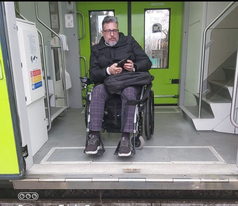 VOLPIANO - Il treno arriva di nuovo sul binario sbagliato, 57enne in carrozzina non può scendere: ritardi e cancellazioni sulla Sfm1