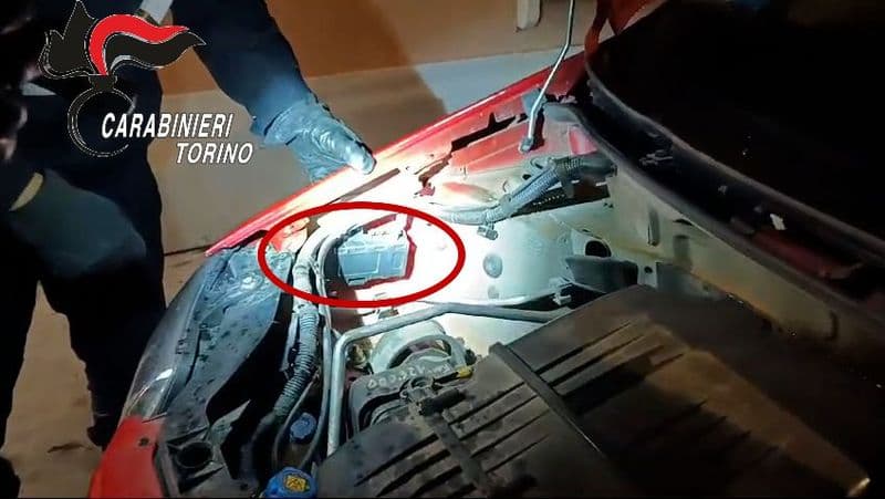ALBIANO D'IVREA - Nasconde la droga nel servizio da tè della nonna e nel vano motore dell'auto: 43enne arrestato dai carabinieri - VIDEO