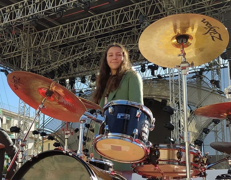 CIRIE' - La giovane batterista Giorgia Maina suona con Jovanotti e i Rockin'1000 a Sanremo - FOTO