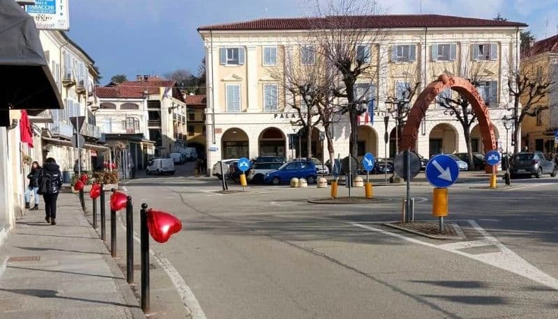 CASTELLAMONTE -  Ladri di «cuoricini» in azione: rubati e bucati i palloncini dei commercianti per San Valentino - FOTO