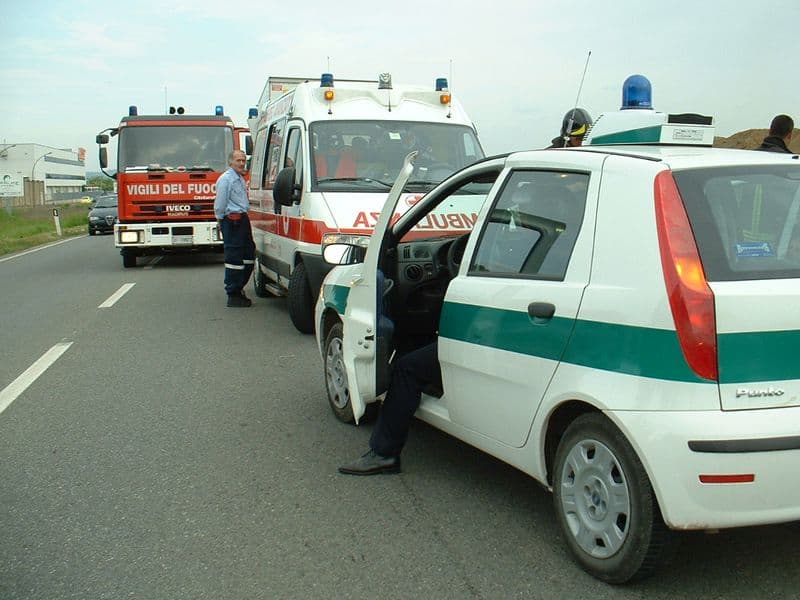 IVREA - Fumo dal motore: scende dall'auto e viene tamponata sul terzo ponte